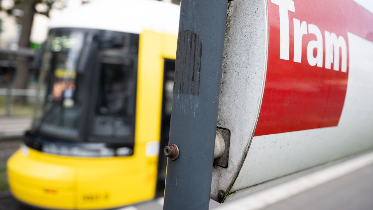 Straßenbahnunfall in Marzahn: Auto mehrere Meter mitgeschleift