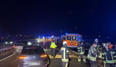 Vollsperrung A7! Unfall mit acht verletzten Personen - ein Fahrer flüchtig