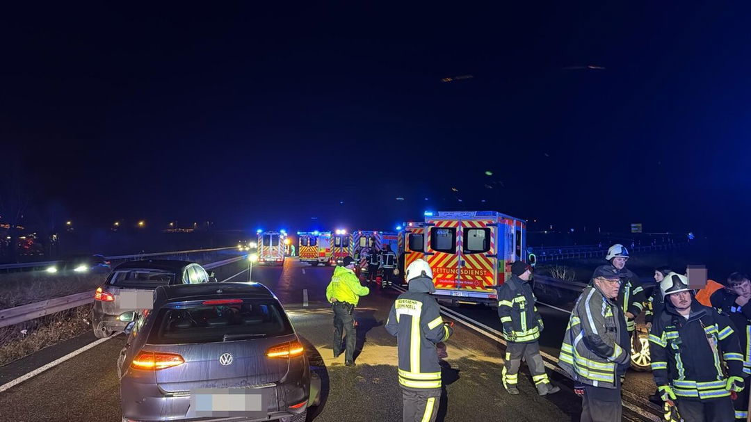 Vollsperrung A7! Unfall mit acht verletzten Personen - ein Fahrer flüchtig
