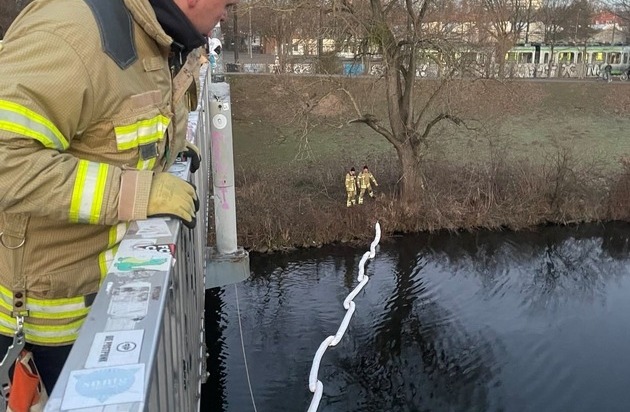 FW Hannover: Ausgetretenes Öl auf der Leine - Feuerwehr verhindert Ausbreitung