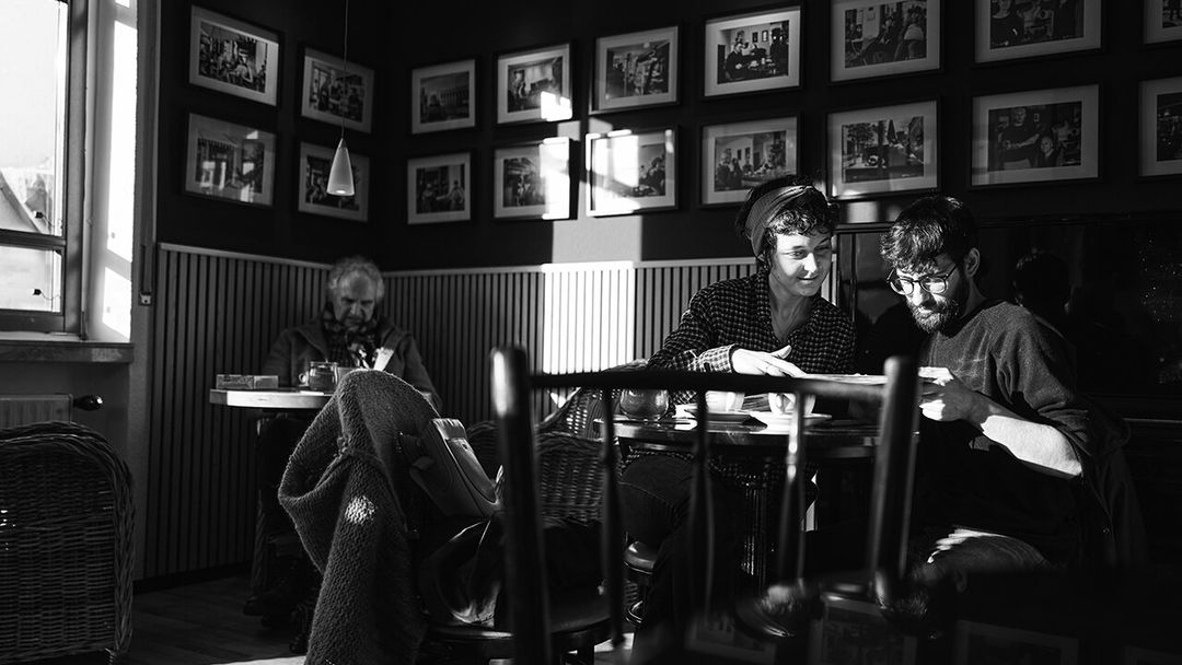 Ein Ort, viele Gesichter: Fotokunst aus 20 Jahren Rösterei kaffeekultur