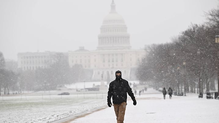 Snowy weather in Washington DC