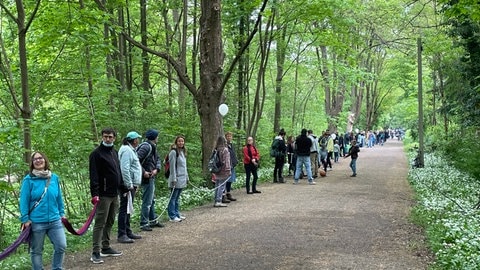 Menschenkette auf dem Rheindamm im April 2022