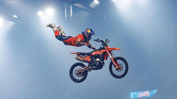 Atemberaubende Stunts sind bei der "Night of Freestyle" in der PSD Bank Arena zu sehen. Am Samstag, 31. Januar, (13 und 19 Uhr) zeigen die Sportlerinnen und Sportler auf ihren Zweirädern faszinierende Sprünge durch die Luft.