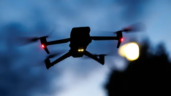 Eine Drohne in der Dämmerung (Themenbild) | dpa, Matthias Balk Eine Drohne in der Dämmerung (Themenbild)