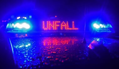 Unbekannter baut Unfall und lässt leeren Wagen auf der Autobahn stehen