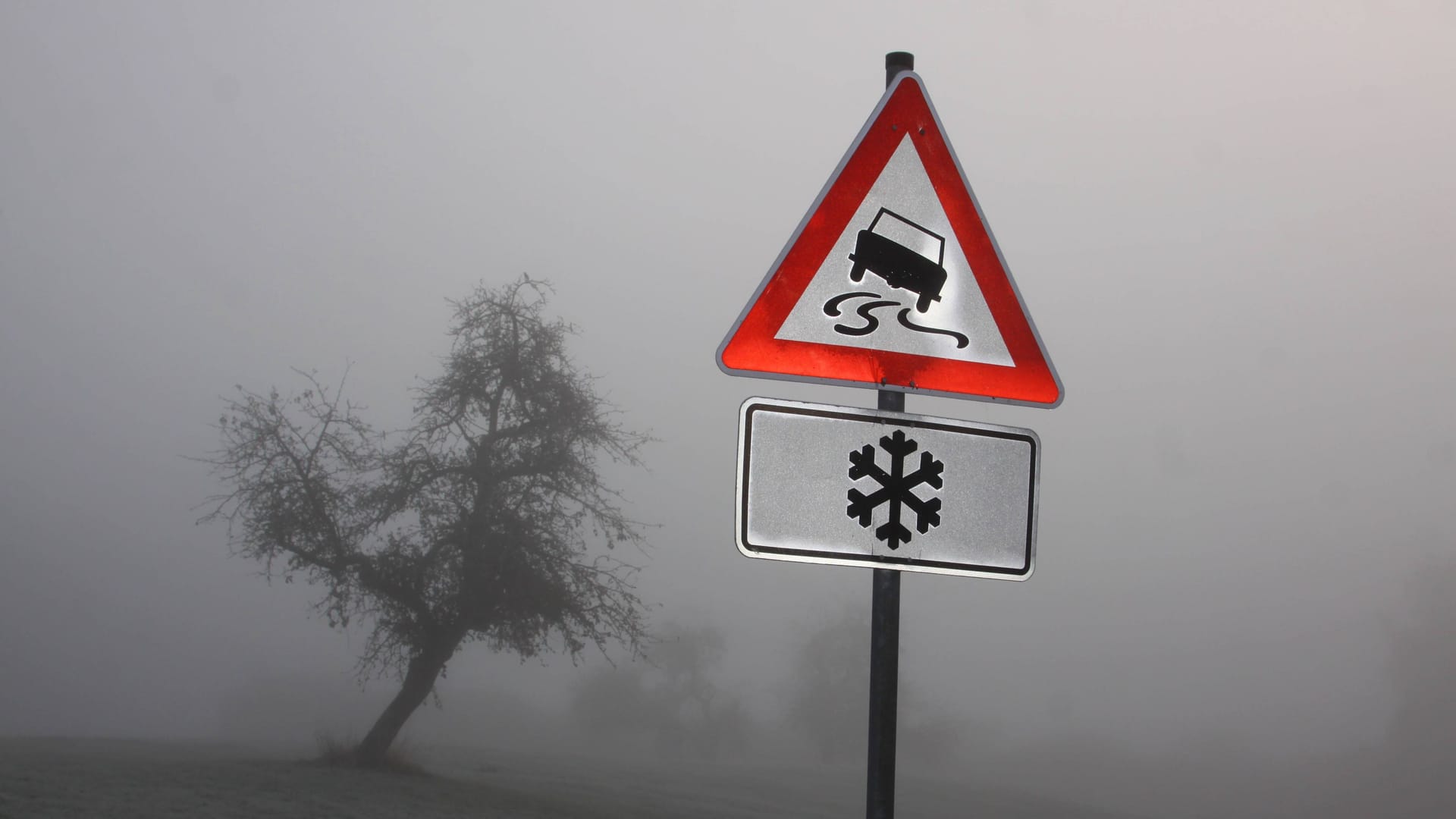 Ein Schild warnt vor Gefahr durch Glätte (Symbolbild): In Braunschweig macht das frostige Wetter die Lage auf den Straßen riskant. Ein Schild warnt vor Gefahr durch Glätte (Symbolbild): In Braunschweig macht das frostige Wetter die Lage auf den Straßen riskant.