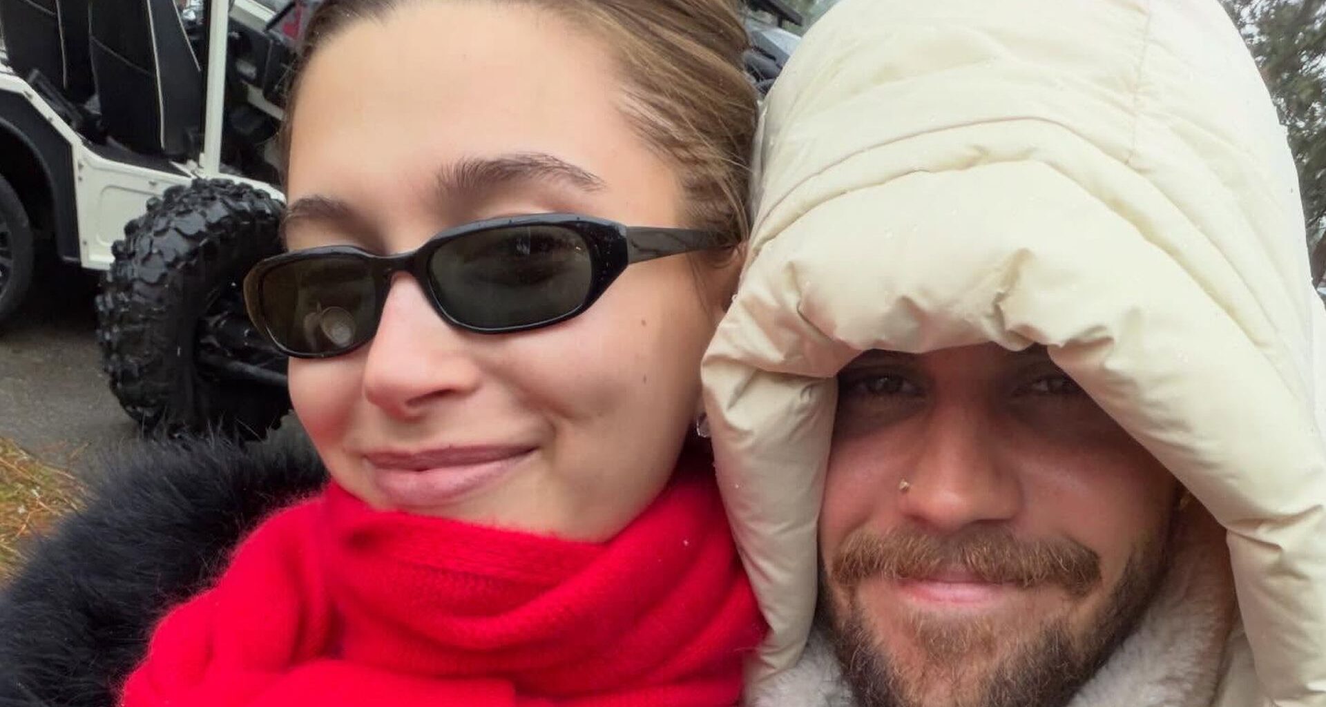 Hailey Bieber und Justin Bieber machen ein Selfie, Dezember 2025