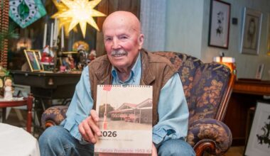 Der 89-jährige Rudolf Klink zeichnet Walstedde mit der Feder