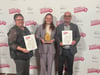 Strahlende Gesichter bei der Preisverleihung in Frankfurt am Main: Jasmin Frieß (Mitte) mit Bettina Bailer und Seniorchef Peter Bailer.