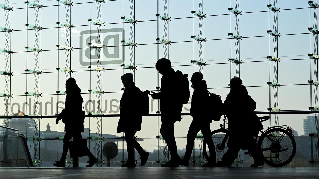 Betrug im ÖPNV: Kriminelle sollen Deutschlandticket hunderttausendfach gefälscht haben