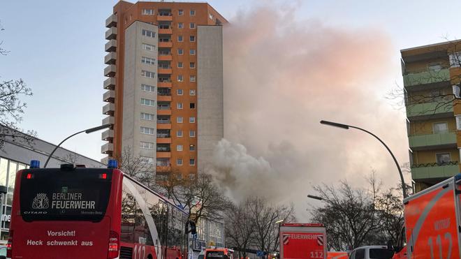 Brände: Rettungskräften vor dem brennenden Hochhaus in Berlin-Spandau.