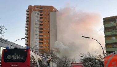 Rettungskräften vor dem brennenden Hochhaus in Berlin-Spandau.