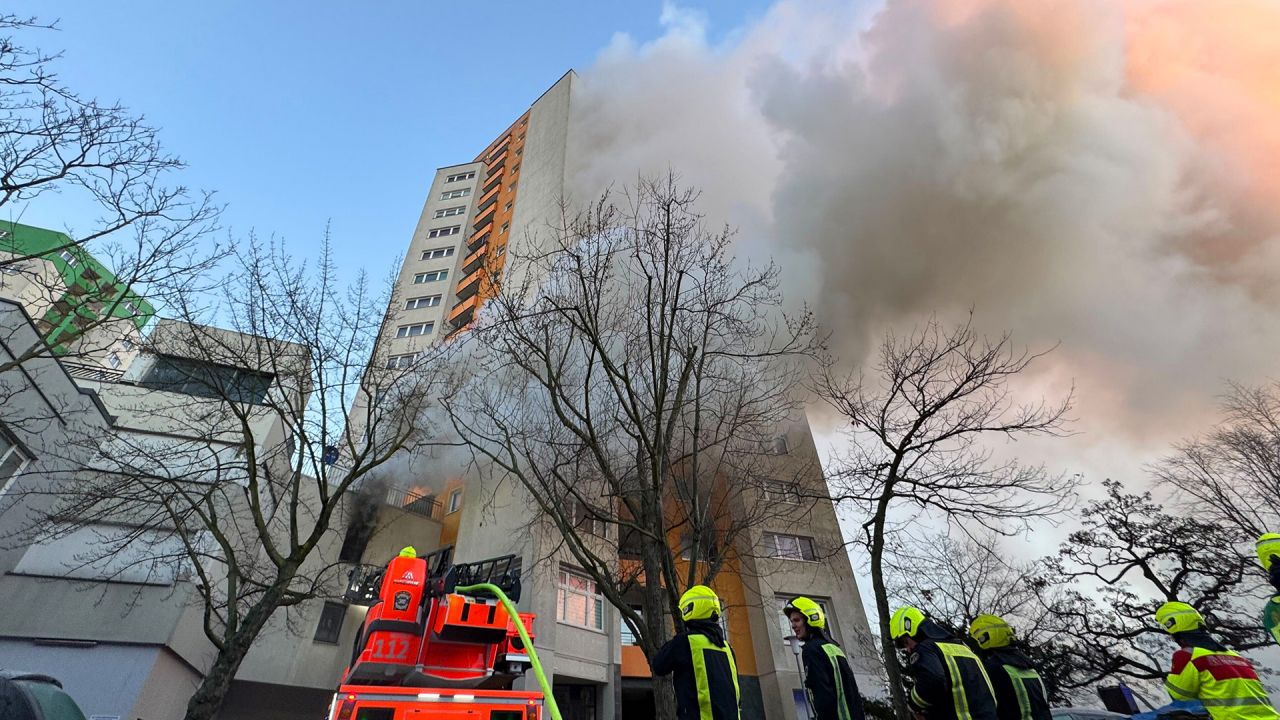 Mehrere Menschen bei Brand in Hochhaus in Staaken verletzt