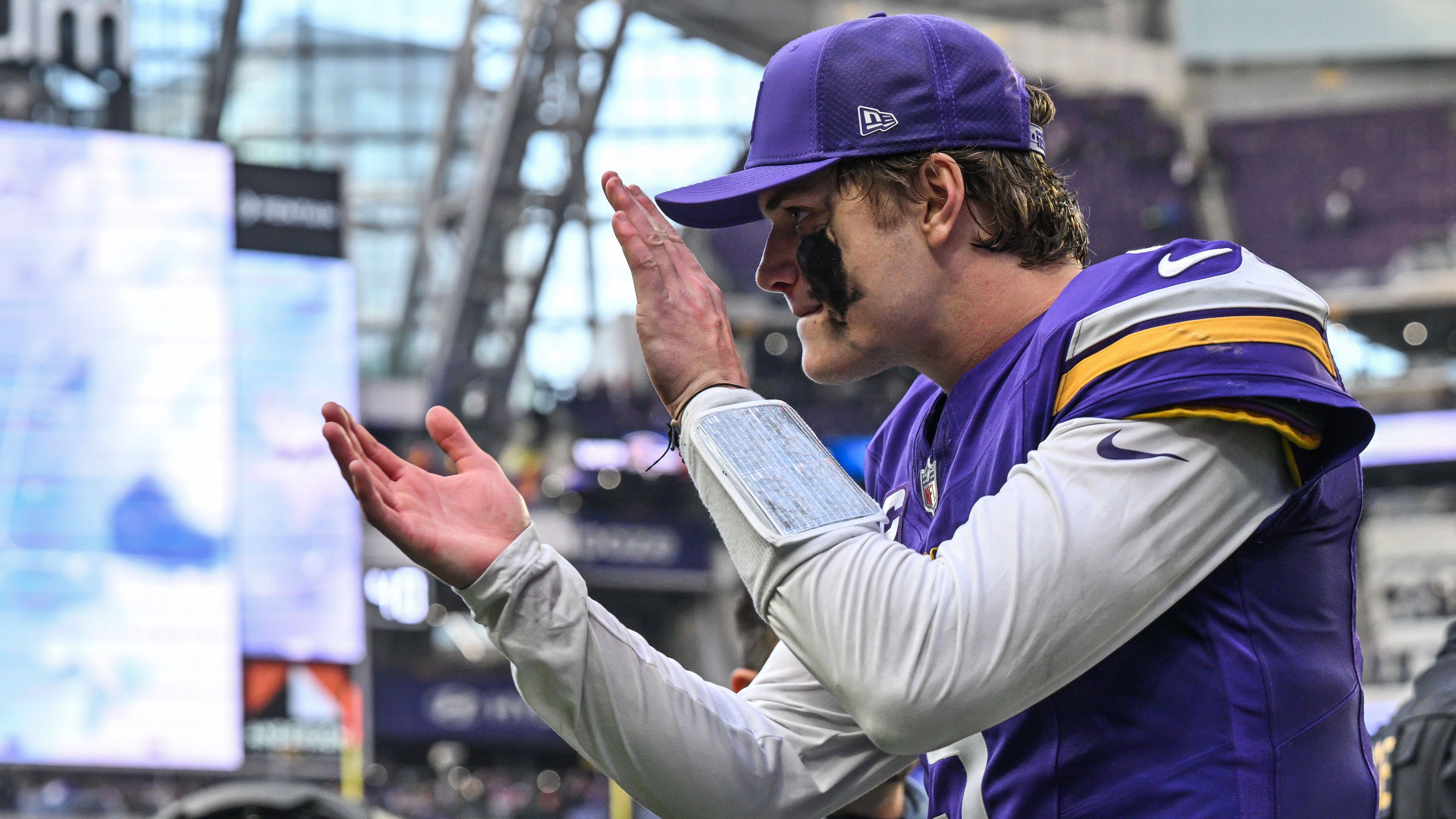 <strong>Minnesota Vikings (8-8)</strong><br>Nicht durch eigenes Zutun, sondern aufgrund der übrigen Ergebnisse in Week 15 sind die Minnesota Vikings bereits sicher eliminiert - egal, wie ihr Sunday Night Game gegen die Dallas Cowboys verlaufen wäre. Da half auch der 34:26-Sieg am Ende nicht mehr.