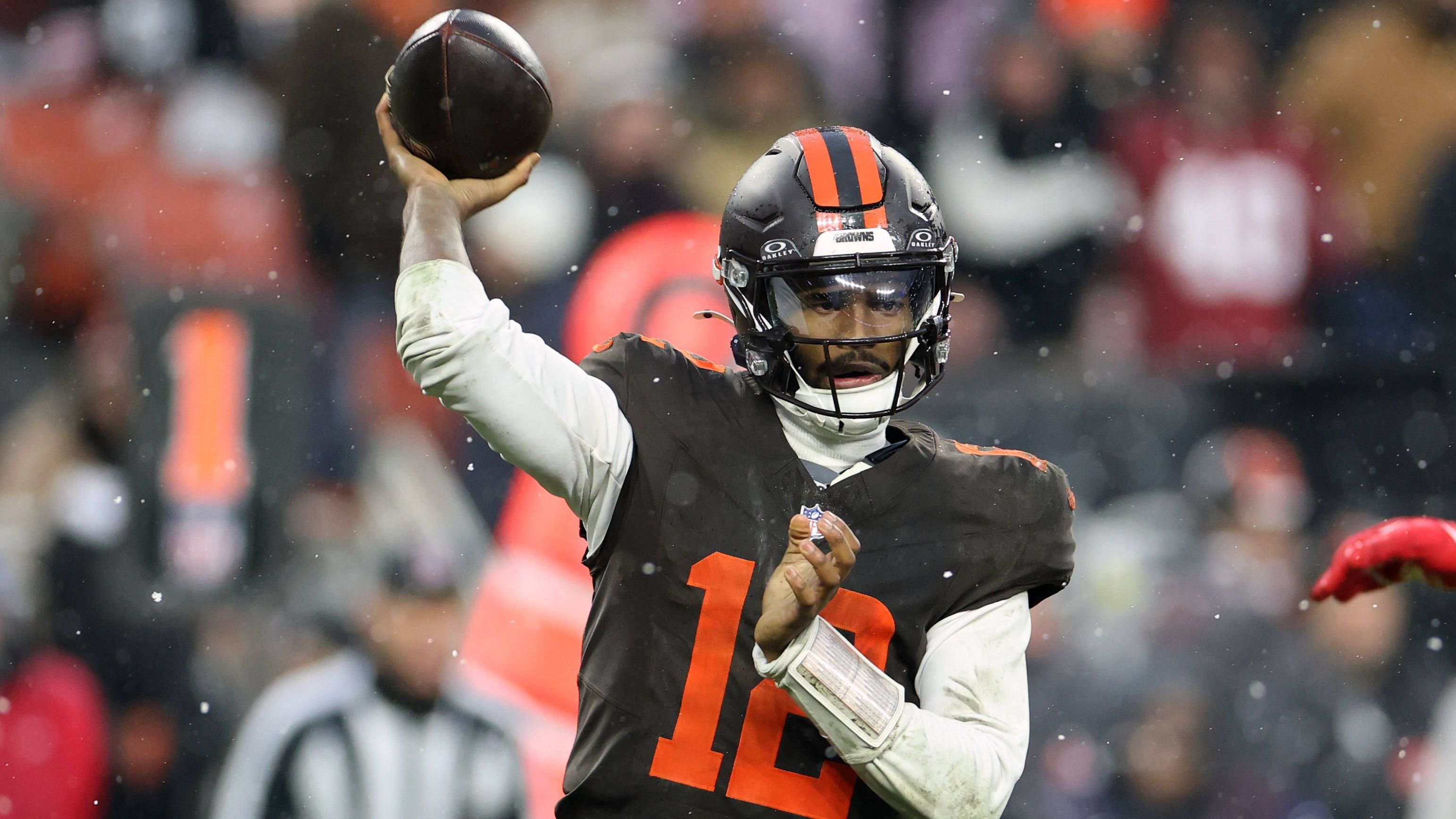 <strong>Cleveland Browns (4-12)</strong><br>Der wohl polarisierendste Rookie-Quarterback der vergangenen Jahre muss in seiner ersten NFL-Saison definitiv von außen bei den Playoffs zuschauen. Zwar war Shedeur Sanders gegen die Tennessee Titans der erste Rookie-Quarterback der Saison, der über 300 Yards warf, dennoch mussten sich die Cleveland Browns den Titans knapp mit 29:31 geschlagen geben. Wieder keine Playoffs.
