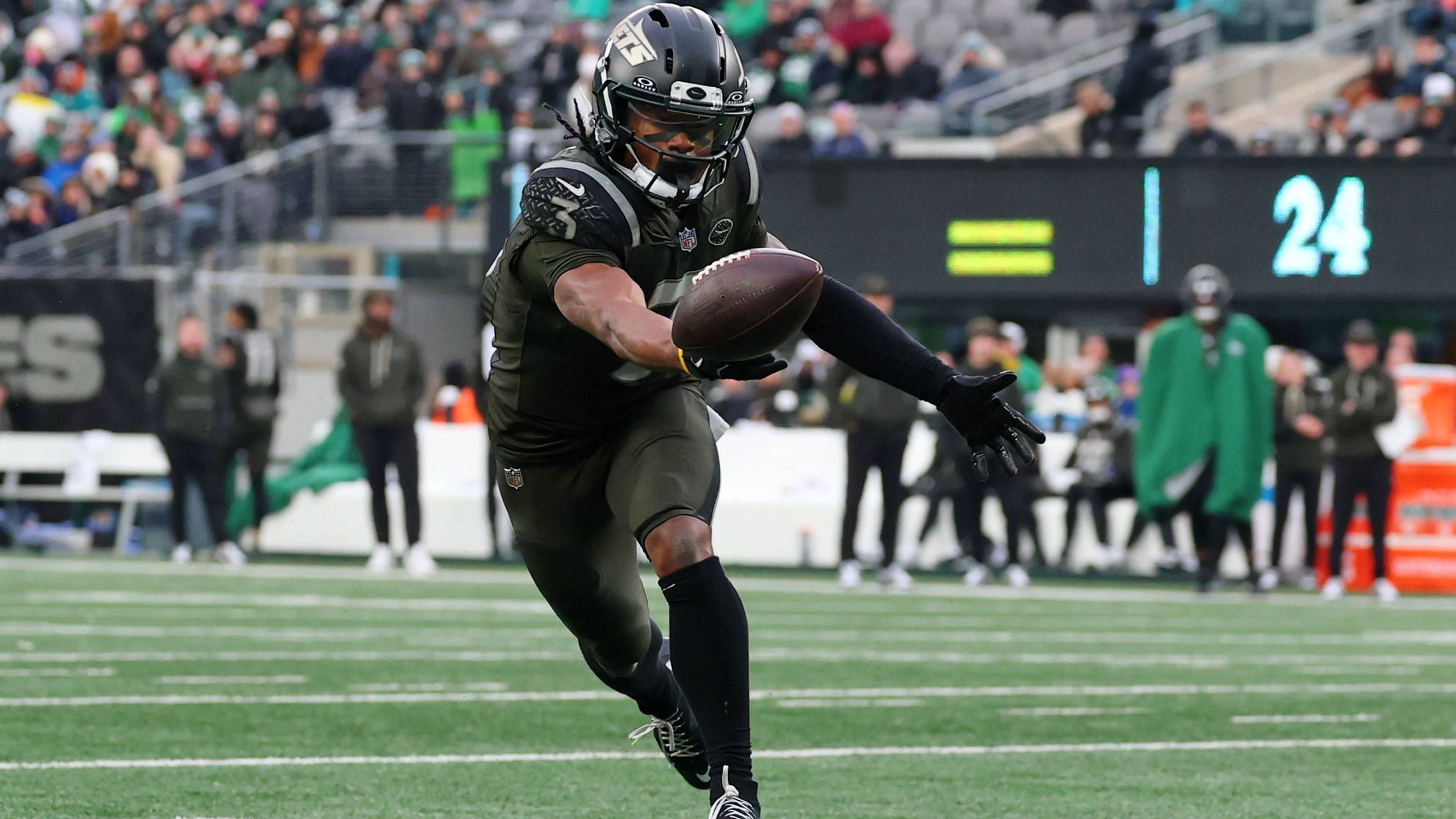 <strong>New York Jets (3-13)</strong><br>Eine weitere Saison zum Vergessen für die New York Jets. Nach der deutlichen 10:34-Niederlage gegen den Division-Konkurrenten aus Miami, der seine Saison tatsächlich noch herumgerissen hat, besteht für kein Team aus New York mehr eine Chance auf die Playoffs.