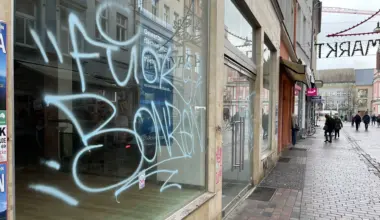 Hansa-Anhänger verwüsten Rostocker Innenstadt und zünden Böller