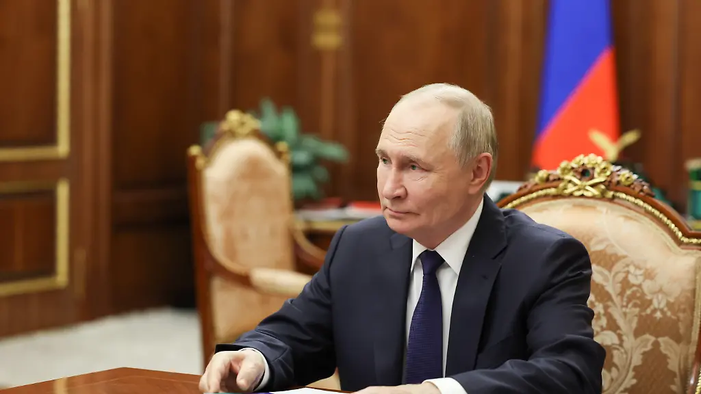 DIESES-FOTO-WIRD-VON-DER-RUSSISCHEN-STAATSAGENTUR-TASS-ZUR-VERFUeGUNG-GESTELLT-RUSSIA-MOSCOW-DECEMBER-29-2025-Russia-s-President-Vladimir-Putin-during-a-meeting-with-Moscow-Region-Governor-Vorobyev