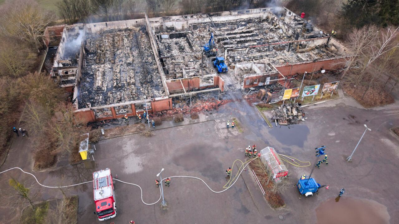 Jugendliche sollen Supermarkt-Großbrand in Zehdenick mit Pyrotechnik verursacht haben - rbb24.de