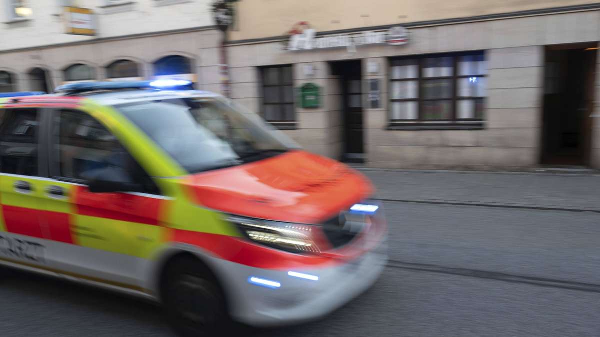 Mann verletzt Jugendlichen am Hals