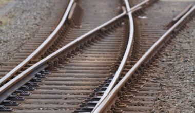 Verspätungen und Ausfälle: Steine auf Gleisen: Bahnstrecke Hamburg - Bremen gesperrt