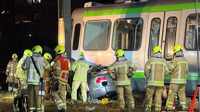 Unfall nahe Messegelände:  Das Auto wurde mehrere Meter mitgeschleift.