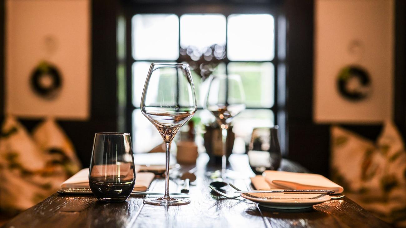 Essen und Trinken: Dehoga: Gäste halten sich bei Alkohol und Menüs zurück