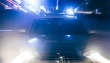 Fahrende Autos mit Raketen beschossen? Polizei sucht Zeugen