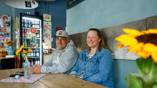 2019 hatten Antonios Kontopidis und seine Frau Tonie das kleine Eckrestaurant, die Superbude von deren vorherigen Wirten übernommen. Von damals bis März 2025 verkaufte das Ehepaar dort dicke Burger. Doch seit einigen Monaten ist in der Löbleinstraße 20, in Nürnberg Schluss damit. Gründe waren dafür hauptsächlich die gastronomische Härte, außerdem habe sich damals das Privatleben der beiden verändert.