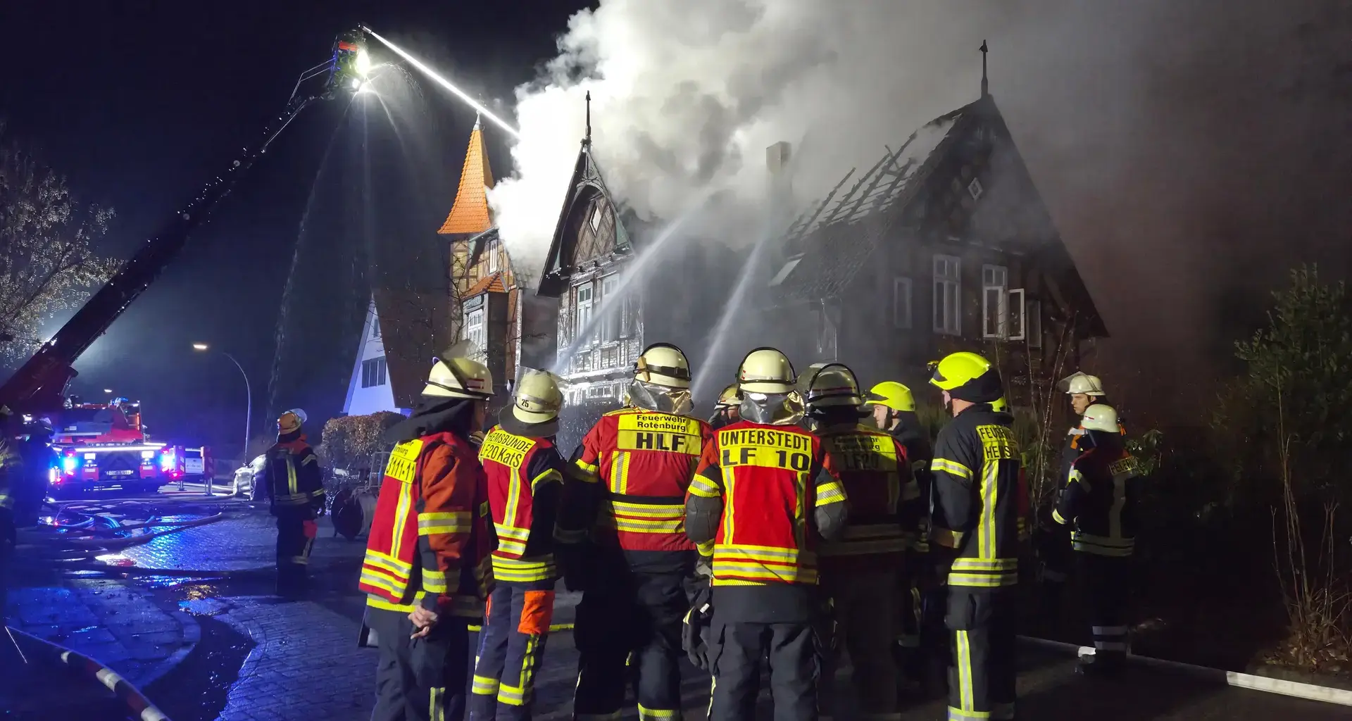 Mehrfamilienhaus bei Brand zerstört - fünf Menschen in Kliniken