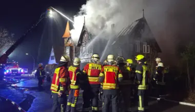Mehrfamilienhaus bei Brand zerstört - fünf Menschen in Kliniken