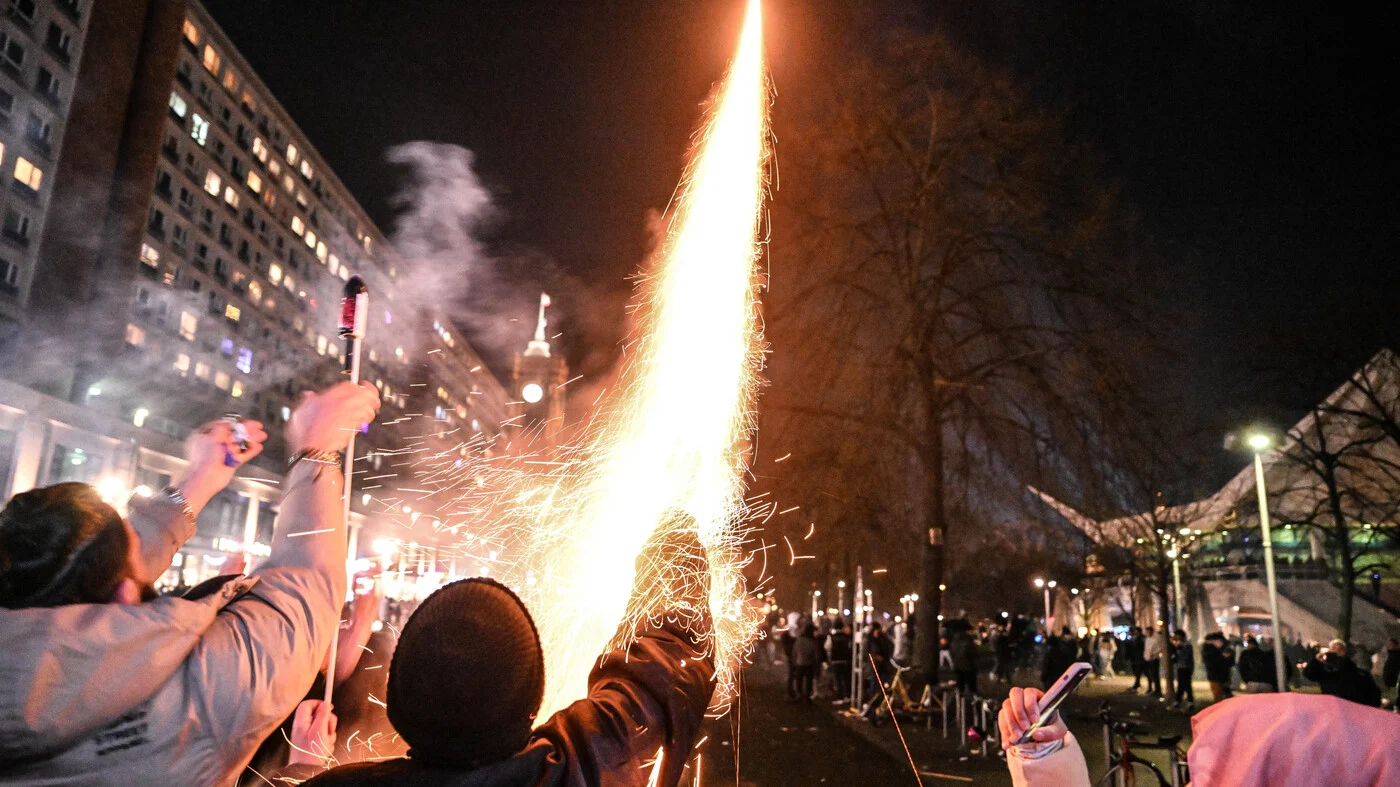 „Alles wird brennen“ Jugendliche bereiten sich auf Böller-Eskalation zu Silvester in Berlin vor - Tagesspiegel