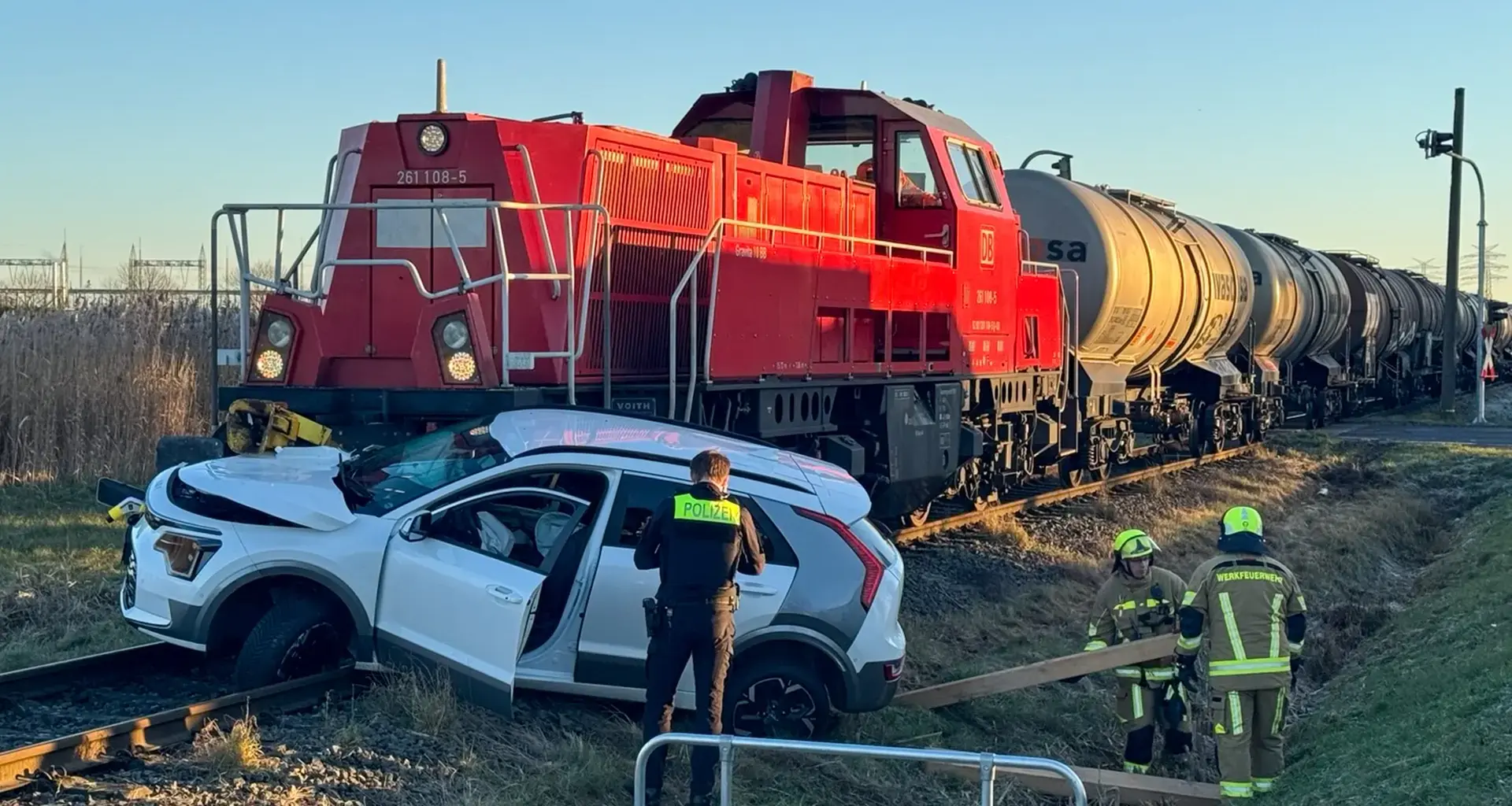Stade: Auto kollidiert mit Güterzug und wird über Gleise geschoben