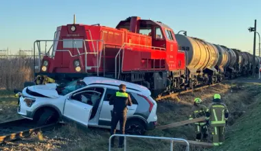 Stade: Auto kollidiert mit Güterzug und wird über Gleise geschoben