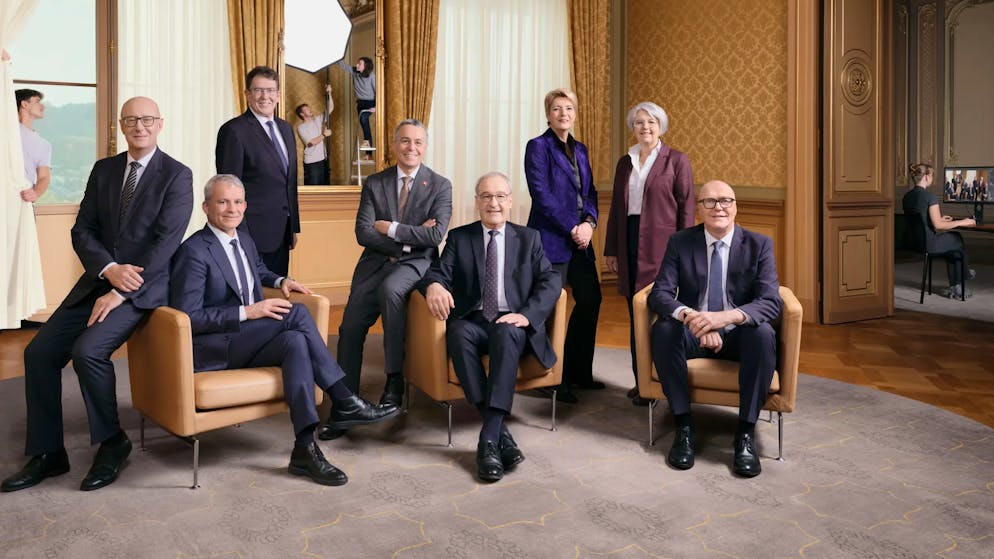 Von links nach rechts: Bundeskanzler Viktor Rossi (GLP), Bundesräte Beat Jans (SP), Albert Rösti (SVP) und Ignazio Cassis (FDP), Bundespräsident Guy Parmelin (SVP), Bundesrätinnen Karin Keller-Sutter (FDP) und Elisabeth Baume-Schneider (SP), Bundesrat Martin Pfister (Die Mitte).