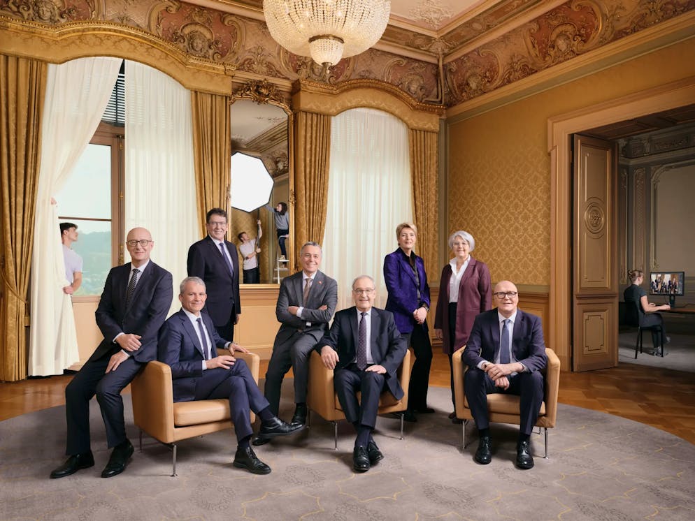 Von links nach rechts: Bundeskanzler Viktor Rossi (GLP), Bundesräte Beat Jans (SP), Albert Rösti (SVP) und Ignazio Cassis (FDP), Bundespräsident Guy Parmelin (SVP), Bundesrätinnen Karin Keller-Sutter (FDP) und Elisabeth Baume-Schneider (SP), Bundesrat Martin Pfister (Die Mitte).