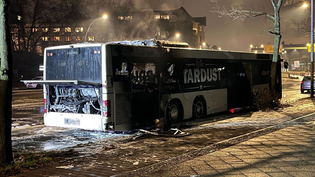 Berliner Feuerwehr löscht parkenden Omnibus auf Bundesallee