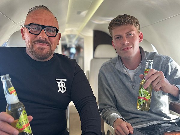 Till Hülsmann (r.) arbeitet eng mit Andreas Herb zusammen. Der Unternehmer hat sich ein Getränkeimperium mit Sitz in Paderborn aufgebaut, zu dem auch die Marke "Salitos" gehört. - © Dennis Bleck