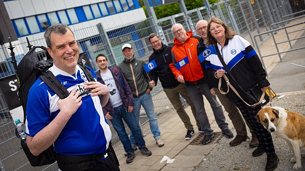 Da lagen noch über 460 Kilometer vor ihm: Jens Stöcker Anfang Mai beim Abschied von seinen Freunden von "Stopper Schulz" an der Schüco-Arena. - © M. Müller