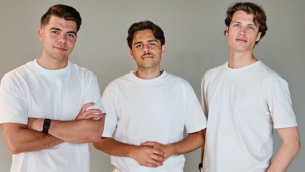 Matty Frommanns, Tobias Schröders und Lukas Portmanns (v. l.) Eltern sind Lehrer. Die Bielefelder wollen Lehrkräften mit "paddy" die Arbeit erleichtern. Die KI ging 2025 an den Start. - © Paddy