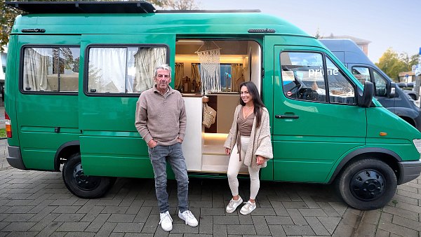 Vanessa Grant und ihr Vater Al haben gemeinsam einen 25 Jahre alten Polizeibulli in einen stylischen Van verwandelt. Kürzlich waren sie damit das erste Mal in Andalusien. - © Andreas Frücht