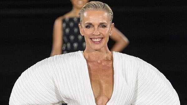 Selbstbewusst und strahlend: Mit 60 Jahren erobert die Herforderin Gina Drewalowski die "L’Oréal"-Fashion-Show in Paris. - © IMAGO/Bestimage