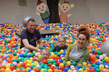 Neue Attraktion im Erzgebirge: So lief der Start im Glück-Auf-Erlebnispark - Christian Hampl und Anne-Katrin Fritzsche aus Bernsbach haben mit ihren Kinder Spaß: Fidi Lotte und Fips Elian lieben das Bällebad.