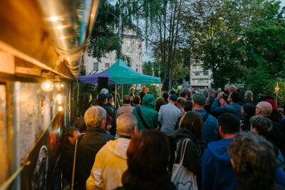 Große Fotogalerie: Chemnitz 2025 in 100 Bildern! - Rückblick aufs Festjahr zur Europäischen Kulturhauptstadt Chemnitz 2025: Garagenkonzert auf der Theaterstraße.