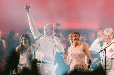 Große Fotogalerie: Chemnitz 2025 in 100 Bildern! - Rückblick aufs Festjahr zur Europäischen Kulturhauptstadt Chemnitz 2025: Kosmos Chemnitz - Konzert von Blond mit Orchester und Kraftklub.