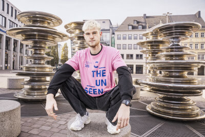 Große Fotogalerie: Chemnitz 2025 in 100 Bildern! - Rückblick aufs Festjahr zur Europäischen Kulturhauptstadt Chemnitz 2025: Interventionsfläche Brunnen und KuHa-Merch.