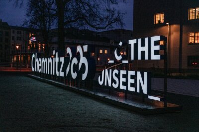 Große Fotogalerie: Chemnitz 2025 in 100 Bildern! - Rückblick aufs Festjahr zur Europäischen Kulturhauptstadt Chemnitz 2025: Leuchtschild vor der Hartmannfabrik.