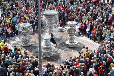 Große Fotogalerie: Chemnitz 2025 in 100 Bildern! - Rückblick aufs Festjahr zur Europäischen Kulturhauptstadt Chemnitz 2025: Interventionsfläche Marktbrunnen.