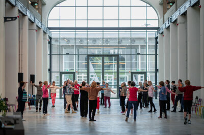 Große Fotogalerie: Chemnitz 2025 in 100 Bildern! - Rückblick aufs Festjahr zur Europäischen Kulturhauptstadt Chemnitz 2025: Tanzende Nachbarn.